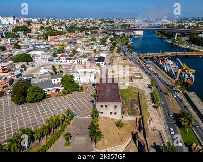 Splendida vista aerea della piazza Alcazar e della piazza spagnola a Santo Domingo - Repubblica Dominicana Foto Stock