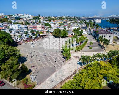 Splendida vista aerea della piazza Alcazar e della piazza spagnola a Santo Domingo - Repubblica Dominicana Foto Stock