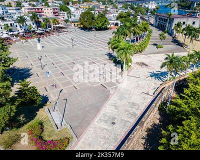 Splendida vista aerea della piazza Alcazar e della piazza spagnola a Santo Domingo - Repubblica Dominicana Foto Stock