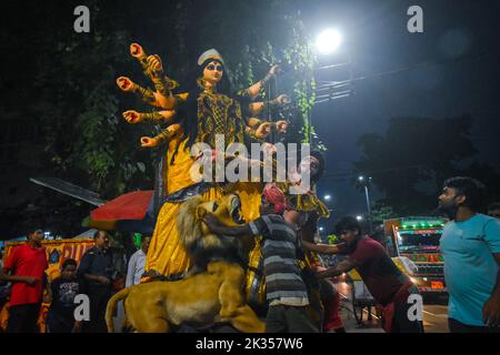 Kolkata, India. 24th Set, 2022. Operai che tirano idoli di Durga, per essere trasportati su un camion a un panda, o una piattaforma temporanea, per il prossimo festival di Durga Puja a Kolkata. (Foto di Sudipta Das/Pacific Press) Credit: Pacific Press Media Production Corp./Alamy Live News Foto Stock