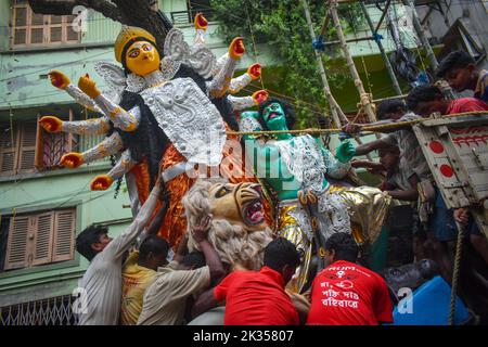 Kolkata, India. 24th Set, 2022. Operai che caricano idoli di Durga, per essere trasportati su un camion ad un pandal, o ad una piattaforma temporanea, per l'imminente festival di Durga Puja a Kolkata. (Foto di Sudipta Das/Pacific Press) Credit: Pacific Press Media Production Corp./Alamy Live News Foto Stock