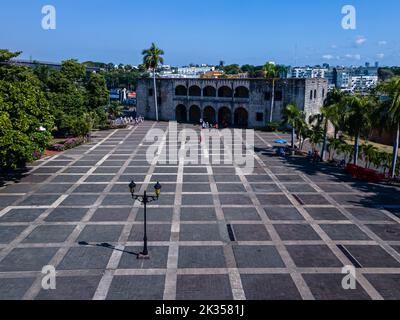 Splendida vista aerea della piazza Alcazar e della piazza spagnola a Santo Domingo - Repubblica Dominicana Foto Stock