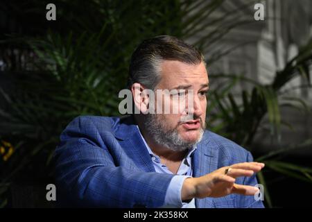 Austin, Texas USA, settembre 24 2022: Senatore americano junior TED CRUZ, R-Texas, dà le sue opinioni sullo stato della politica nazionale durante un'intervista al Texas Tribune Festival. Cruz ha ottenuto alcuni boos dal pubblico per lo più liberale su alcune delle sue opinioni di immigrazione. ©Bob Daemmrich Foto Stock