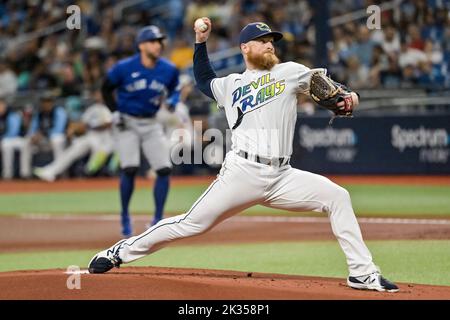 San Pietroburgo, Stati Uniti. 24th Set, 2022. Tampa Bay Rays Starter Drew Rasmussen si piazza contro i Toronto Blue Jays durante il primo inning al Tropicana Field di San Pietroburgo, Florida, sabato 24 settembre 2022. Foto di Steve Nesius/UPI Credit: UPI/Alamy Live News Foto Stock