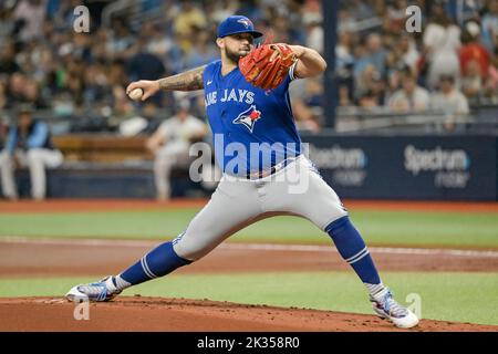 San Pietroburgo, Stati Uniti. 24th Set, 2022. Il Toronto Blue Jays Starter Alex Manoah si piazza contro i raggi di Tampa Bay durante il primo assottigliamento al Tropicana Field di San Pietroburgo, Florida, sabato 24 settembre 2022. Foto di Steve Nesius/UPI Credit: UPI/Alamy Live News Foto Stock