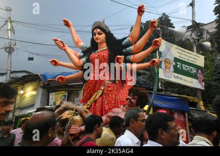 Kolkata, Bengala Occidentale, India. 24th Set, 2022. Operai che tirano idoli di Durga, per essere trasportati su un camion a un panda, o una piattaforma temporanea, per il prossimo festival di Durga Puja a Kolkata. (Credit Image: © Sudipta Das/Pacific Press via ZUMA Press Wire) Foto Stock