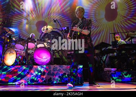 CROYDON, INGHILTERRA: Nick Mason's Saucerful of Secrets si esibisce presso Fairfield Halls durante l'ultima data del tour nel Regno Unito. Con: Nick Mason, Gary Kemp, Dom Beken dove: Londra, Regno Unito quando: 11 maggio 2022 credito: Neil Lupin/WENN Foto Stock