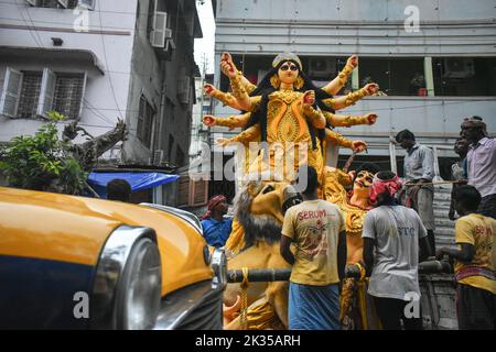 Kolkata, Bengala Occidentale, India. 24th Set, 2022. Operai che caricano idoli di Durga, per essere trasportati su un camion ad un pandal, o ad una piattaforma temporanea, per l'imminente festival di Durga Puja a Kolkata. (Credit Image: © Sudipta Das/Pacific Press via ZUMA Press Wire) Foto Stock