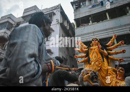 Kolkata, Bengala Occidentale, India. 24th Set, 2022. Operai che caricano idoli di Durga, per essere trasportati su un camion ad un pandal, o ad una piattaforma temporanea, per l'imminente festival di Durga Puja a Kolkata. (Credit Image: © Sudipta Das/Pacific Press via ZUMA Press Wire) Foto Stock
