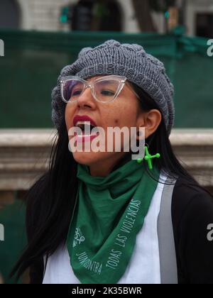 "Insieme contro ogni violenza" può essere letto sulla sciarpa verde di una ragazza femminista quando, nel quadro delle attività per lo sciopero del clima globale, un gruppo di attivisti del movimento cittadino contro il cambiamento climatico (MOCICC) prende per le strade a Lima per chiedere immediato, azioni concrete e ambiziose in risposta all'attuale crisi climatica. Foto Stock