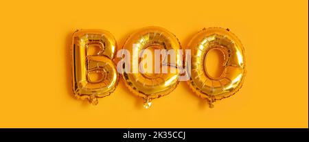 Parola BOO fatto di palloncini su sfondo giallo. Festa di Halloween Foto Stock