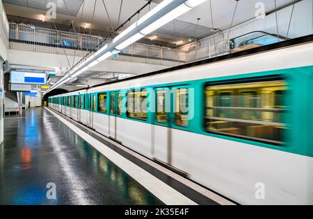 Treno alla stazione della metropolitana Aime Cesaire a Parigi, Francia Foto Stock