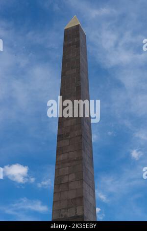 Indianapolis, Indiana - Stati Uniti - 29th luglio 2022: La Veterans Memorial Plaza Obelisk Fountain, costruita nel 1923, nel centro di Indianapolis. Foto Stock