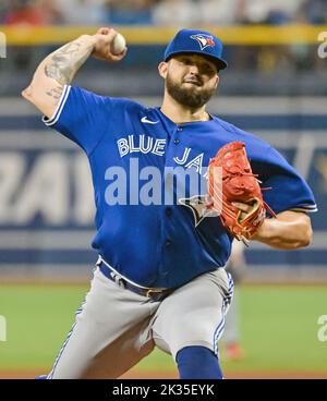 San Pietroburgo, Stati Uniti. 24th Set, 2022. Il Toronto Blue Jays Starter Alex Manoah si piazza contro i raggi di Tampa Bay durante il quarto inning al Tropicana Field di San Pietroburgo, Florida, sabato 24 settembre 2022. Foto di Steve Nesius/UPI Credit: UPI/Alamy Live News Foto Stock