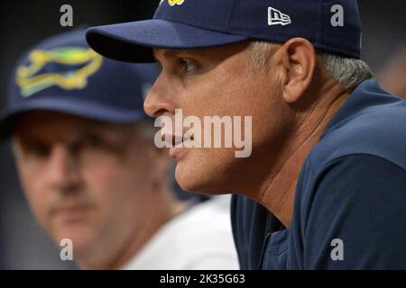 San Pietroburgo, Stati Uniti. 24th Set, 2022. Kevin Cash (R), responsabile dei raggi di Tampa Bay, guarda il gioco contro i Toronto Blue Jays durante il quinto inning al Tropicana Field di San Pietroburgo, Florida, sabato 24 settembre 2022. Foto di Steve Nesius/UPI Credit: UPI/Alamy Live News Foto Stock