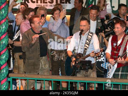 MONACO, Germania. , . Arnold SCHWARZENEGGER, ex governante della California e attore è venuto da Los Angeles per dirigere l'Oktoberfestband nel Marstall Beerhall, questo in compagnia con i suoi 2 figli Christopher Schwarzenegger, Patrick Schwarzenegger e partner Heather Milligan, Credit: SPP Sport Press Photo. /Alamy Live News Foto Stock