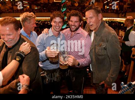 Monaco, Germania. 24th Set, 2022. L'attore Arnold Schwarzenegger (l-r) il nipote Patrick Knapp Schwarzenegger, i figli Patrick Schwarzenegger, Christopher Schwarzenegger e l'attore Ralf Moeller sono sul palco del Marstall all'Oktoberfest di Monaco. Il Wiesn si svolgerà dal 17 settembre al 3 ottobre 2022. Credit: Felix Hörhager/dpa/Alamy Live News Foto Stock