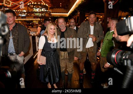 Monaco, Germania. 24th Set, 2022. L'attore Arnold Schwarzenegger cammina attraverso il marchee di Marstall all'Oktoberfest con la sua ragazza Heather Milligan. Il Wiesn si svolgerà dal 17 settembre al 3 ottobre 2022. Credit: Felix Hörhager/dpa/Alamy Live News Foto Stock