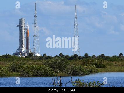 Cape Canaveral, Stati Uniti. 24th Set, 2022. Il razzo Artemis i della NASA si trova al piazzale di lancio 39B al Kennedy Space Center ore dopo il lancio programmato del razzo il martedì è stato ritardato a causa della tempesta tropicale Ian, il 24 settembre 2022 a Cape Canaveral. Si prevede che Ian diventi un uragano di categoria 3 prima di fare approdo in Florida. Credit: SOPA Images Limited/Alamy Live News Foto Stock