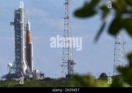 Cape Canaveral, Stati Uniti. 24th Set, 2022. Il razzo Artemis i della NASA si trova al piazzale di lancio 39B al Kennedy Space Center ore dopo il lancio programmato del razzo il martedì è stato ritardato a causa della tempesta tropicale Ian, il 24 settembre 2022 a Cape Canaveral. Si prevede che Ian diventi un uragano di categoria 3 prima di fare approdo in Florida. Credit: SOPA Images Limited/Alamy Live News Foto Stock