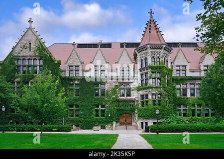 Chicago, USA - Agosto 2022: Un edificio in stile gotico coperto di edera tipico dell'architettura della sezione più antica dell'Università di Chicago sul suo Foto Stock