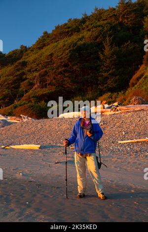 Escursionista a Kalaloch Beach, Olympic National Park, Washington Foto Stock