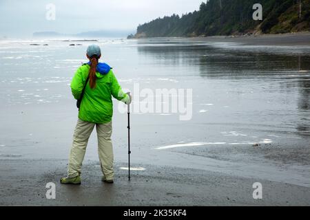 Escursionista sulla spiaggia 4 a Kalaloch, Olympic National Park, Washington Foto Stock