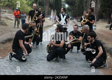 Roma, Italia. 24th Set, 2022. Roma Unplugged Festival a Villa dei Quintili e Via Appia Antica con P-Funkig Band, in concerto itinerante per Via Appia Antica, Gegè Telesforo in 'Impossible Tour 2022' a Villa dei Quintili ospite speciale Arnaldo Santoro, Voice, Matteo e Giovanni Cutello, Winds e Trilok Gurtu. (Foto di Daniela Franceschelli/Pacific Press) Credit: Pacific Press Media Production Corp./Alamy Live News Foto Stock