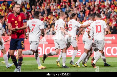 Zaragoza, Spagna. 24th Set, 2022. I giocatori della Svizzera (indietro) festeggiano un gol durante la Lega Una partita di Gruppo 2 contro la Spagna alla UEFA Nations League 2022 a Saragozza, Spagna, 24 settembre 2022. Credit: Marcos Cebrian/Xinhua/Alamy Live News Foto Stock