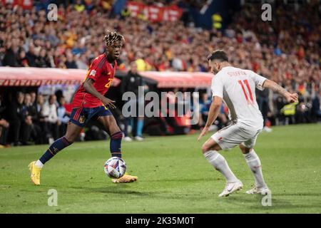 Zaragoza, Spagna. 24th Set, 2022. Nicholas Williams Arthuer (L) di Spagna vies con Renato Steffen di Svizzera durante la Lega Una partita di Gruppo 2 alla UEFA Nations League 2022 a Saragozza, Spagna, 24 settembre 2022. Credit: Marcos Cebrian/Xinhua/Alamy Live News Foto Stock