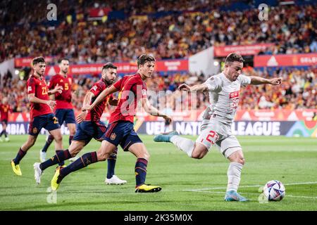 Zaragoza, Spagna. 24th Set, 2022. Xherdan Shaqiri (R) della Svizzera spara durante la Lega Una partita di Gruppo 2 contro la Spagna alla 2022 UEFA Nations League a Saragozza, Spagna, 24 settembre 2022. Credit: Marcos Cebrian/Xinhua/Alamy Live News Foto Stock