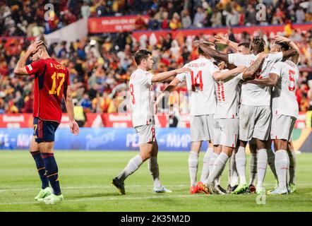 Zaragoza, Spagna. 24th Set, 2022. I giocatori della Svizzera (R) festeggiano dopo la Lega Una partita di Gruppo 2 contro la Spagna alla 2022 UEFA Nations League di Saragozza, Spagna, 24 settembre 2022. Credit: Marcos Cebrian/Xinhua/Alamy Live News Foto Stock