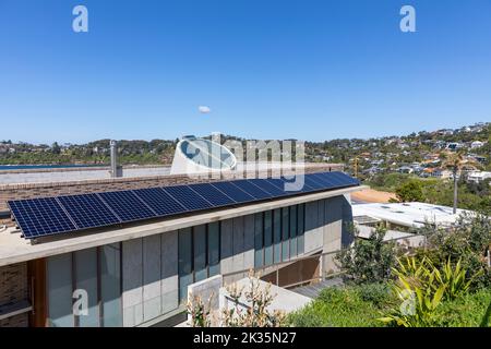 Pannelli solari PV montato su una lussuosa casa sulla spiaggia a Whale Beach, sobborgo di Sydney, NSW, Australia Foto Stock