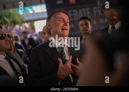 San Paolo, Brasile. 24th Set, 2022. Jair Bolsonaro, presidente del Brasile, arriva per un dibattito presidenziale sulla televisione SBT. I brasiliani vanno ai sondaggi il 2 ottobre per eleggere un presidente, un vicepresidente, governatori e senatori. Credit: Andrea Lucas//dpa/Alamy Live News Foto Stock