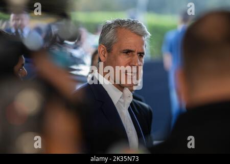 San Paolo, Brasile. 24th Set, 2022. Felipe D'Avila (Novo), candidato alla presidenza, arriva per un dibattito presidenziale sulla televisione SBT. I brasiliani vanno ai sondaggi il 2 ottobre per eleggere un presidente, un vicepresidente, governatori e senatori. Credit: Andrea Lucas//dpa/Alamy Live News Foto Stock