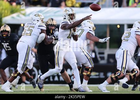 24 settembre 2022: Georgia Tech Yellow Jackets Quarterback JEFF SIMS (10) passa la palla durante la University of Central Florida Knights e la Georgia Tech Yellow Jackets NCAA partita di calcio al FBC Mortgage Stadium di Orlando, Florida, il 24 settembre 2022. (Credit Image: © Cory Knowlton/ZUMA Press Wire) Foto Stock