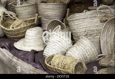 Particolare di cestini e oggetti in vimini, mercato tradizionale Foto Stock