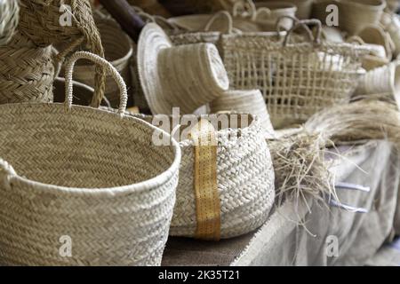 Particolare di cestini e oggetti in vimini, mercato tradizionale Foto Stock