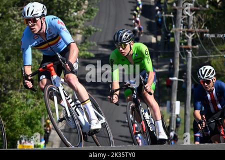 Il belga Stan Dewulf e lo sloveno Tadej Pogacar hanno ritratto in azione durante la corsa su strada maschile ai Campionati del mondo UCI Road Cycling 2022, a Wollongong, Australia, domenica 25 settembre 2022. I Mondi si svolgono dal 18 al 25 settembre. FOTO DI BELGA DIRK WAEM Foto Stock