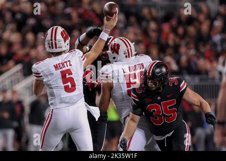 Columbus, Ohio, Stati Uniti. 24th Set, 2022. Il quaterback dei tassi del Wisconsin Graham Mertz (5) supera la pressione del linebacker dei Buckeyes dello stato dell'Ohio Tommy Eichenberg (35) durante la partita tra i tassi del Wisconsin e i Buckeyes dello stato dell'Ohio all'Ohio Stadium, Columbus, Ohio. (Credit Image: © Scott Stuart/ZUMA Press Wire) Foto Stock