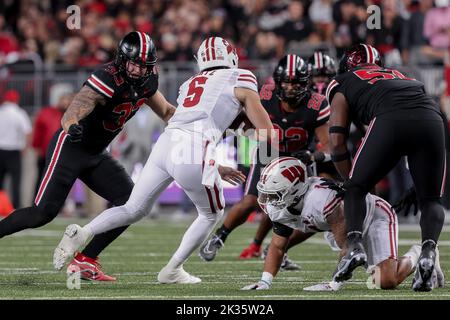 Columbus, Ohio, Stati Uniti. 24th Set, 2022. L'Ohio state Buckeyes Defensive End Jack Sawyer (33) si presenta per incontrare il quaterback dei tassi del Wisconsin Graham Mertz (5) in una corsa durante la partita tra i tassi del Wisconsin e gli Ohio state Buckeyes all'Ohio Stadium, Columbus, Ohio. (Credit Image: © Scott Stuart/ZUMA Press Wire) Foto Stock