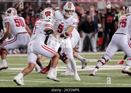 Columbus, Ohio, Stati Uniti. 24th Set, 2022. Il quarterback dei tassi del Wisconsin Graham Mertz (5) consegna la palla ai tassi del Wisconsin che arretrano Chez Mellusi (1) durante la partita tra i tassi del Wisconsin e i Buckeyes dello stato dell'Ohio Stadium, Columbus, Ohio. (Credit Image: © Scott Stuart/ZUMA Press Wire) Foto Stock