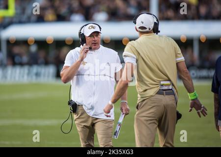 24 settembre 2022: Geoff Collins, allenatore capo delle giacche gialle della Georgia Tech, parla con il suo staff durante la partita di football NCAA tra le giacche gialle della Georgia Tech e l'Università dei Cavalieri della Florida Centrale allo stadio di Ipoteca della FBC di Orlando, Florida. Jonathan Huff/CSM. Foto Stock