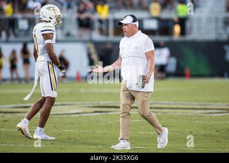 24 settembre 2022: Geoff Collins, allenatore capo delle giacche gialle della Georgia Tech, vuole parlare con le Refs durante la partita di football NCAA tra le giacche gialle della Georgia Tech e l'Università dei Cavalieri della Florida Centrale al FBC Mortgage Stadium Orlando, Florida. Jonathan Huff/CSM. Foto Stock