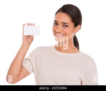 Shes che approvano il vostro commercio. Ritratto di una giovane donna attraente che tiene un biglietto da visita vuoto isolato su bianco. Foto Stock