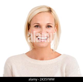 Il suo sorriso è illuminante. Ritratto di una bella giovane donna isolata su bianco. Foto Stock