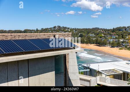 Pannelli solari PV montato su una lussuosa casa sulla spiaggia a Whale Beach sobborgo di Sydney, NSW, Australia, con vista sull'oceano e la spiaggia Foto Stock