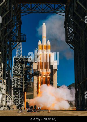 Santa Barbara, Stati Uniti. 25th Set, 2022. Il razzo pesante della United Launch Alliance (ULA) Delta IV viene lanciato dalla Vandenberg Air Force base di Santa Barbara, CA, il 24 settembre 2022. (Foto di Skyler Greene/Sipa USA) Credit: Sipa USA/Alamy Live News Foto Stock