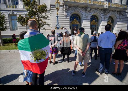 I manifestanti si riuniscono fuori dal municipio con la bandiera dell'Iran durante la manifestazione. Dopo la morte della giovane ragazza iraniana Mahsa Amini, proteste e manifestazioni sono comparse in diverse città dell'Iran. Al di fuori dell’Iran, proteste e manifestazioni per sostenere le persone in Iran avvengono anche in tutto il mondo. A San Francisco, alcune persone hanno protestato fuori dal municipio di San Francisco. I manifestanti dicono di voler esprimere la loro voce agli iraniani e di far loro sapere che ci sono molte persone che li sostengono nel mondo. Inoltre, alcuni iraniani si uniscono alla protesta e parlano della protesta. (Foto di Mich Foto Stock