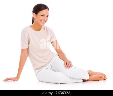 Shes Everybodys donna. Studio girato di una giovane donna vestita casualmente isolato su bianco. Foto Stock